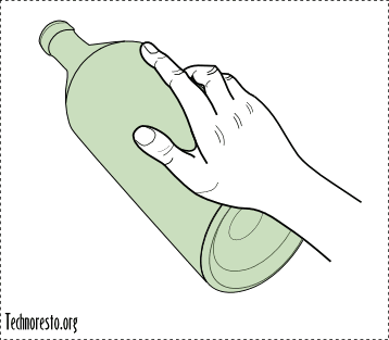 Tenir une bouteille à plein main Tenir une bouteille